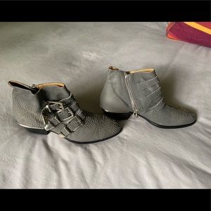 Chloe, woman size 36 studded gray ankle boots.